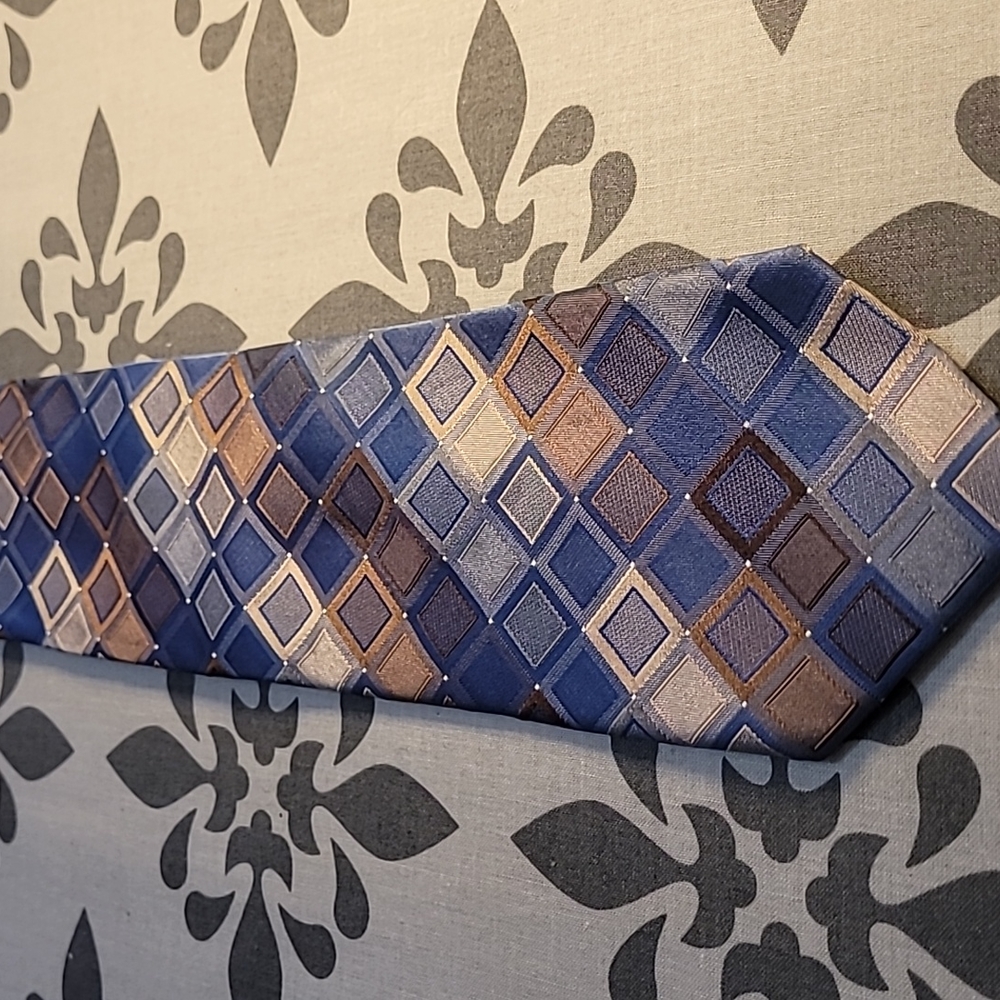 Kenneth Cole Reaction Silk Light Blue Tie with cream, brown, and Silver accents.